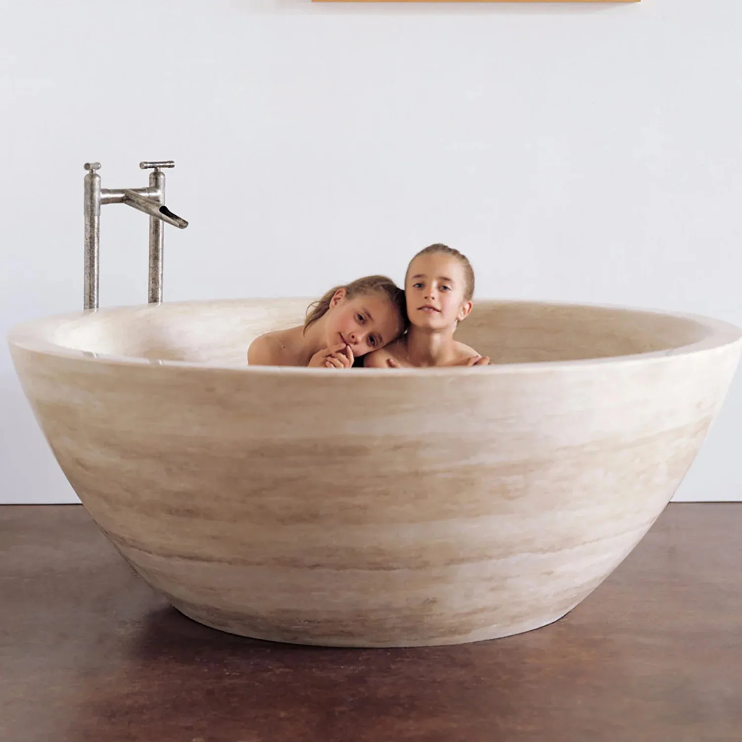 Round Bathtub view 2